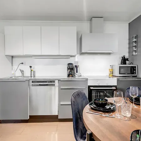 Great 2 Bedroom Near Arctic Cathedral 트롬쇠